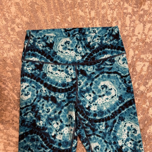 Blue patterned fabletics leggings - Picture 3 of 3
